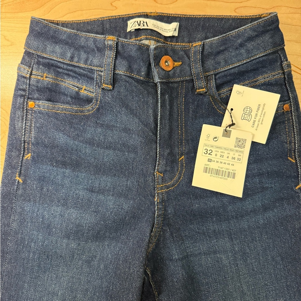 Zara flare high waisted dark wash jeans in Size US 0